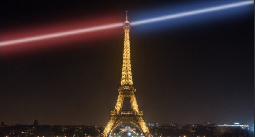Locura: un trepador en las alturas hizo que cerraran la Torre Eiffel