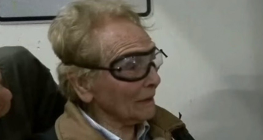 Abuela celebra su 90 cumpleaños con un salto en paracaídas