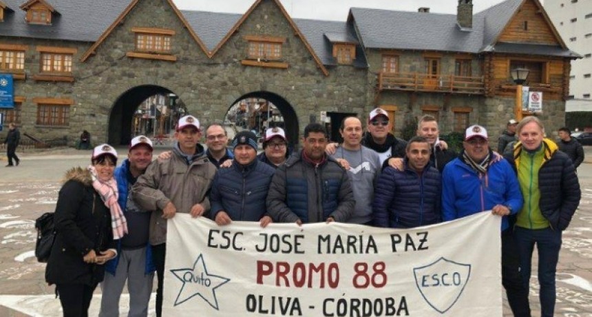 Hicieron el viaje de egresados 30 años después y les robaron