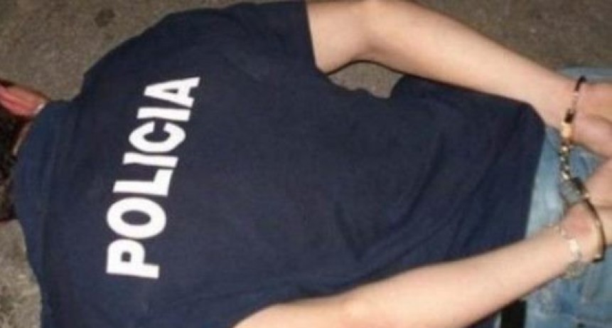 Un policía acudió ante el alerta de una vecina y le terminó robando su celular