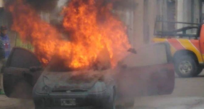 Se incendió vehículo en pleno centro