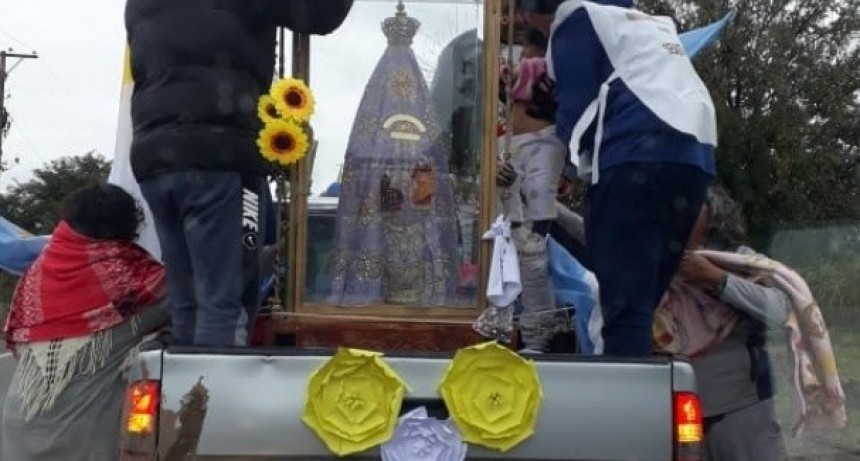 Cientos de fieles recibieron con entusiasmo a la Virgen en Los Ralos