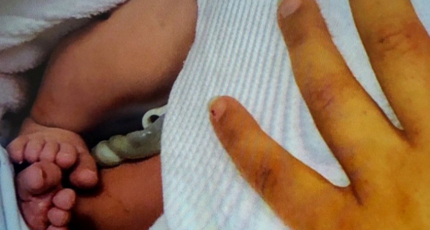 Una joven dio a luz en un banco