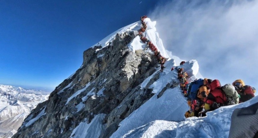 Otros tres muertos en el Everest en medio de impresionantes atascos en la cima del mundo
