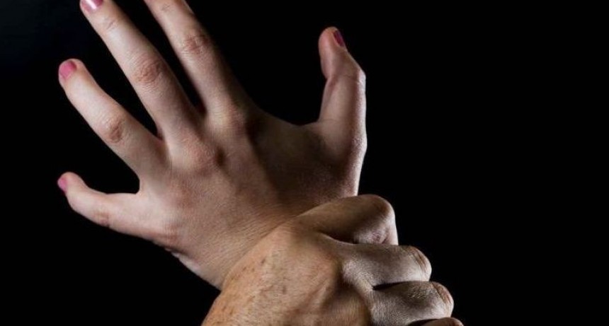 Denunció que un joven la obligó a subir a la moto y la llevó al parque