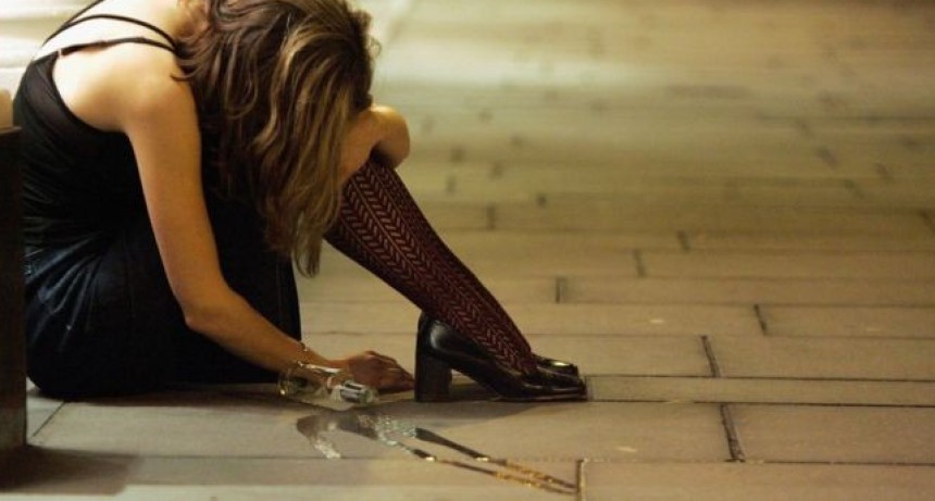 Jóvenes ebrias causaron desorden a la salida de un baile