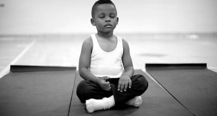 Una escuela reemplaza los castigos por horas de meditación y el resultado es increíble
