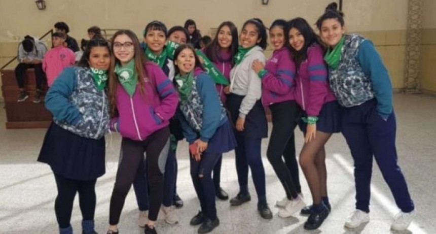 Sancionan a secundarias de Salta por sacarse foto con pañuelos verdes