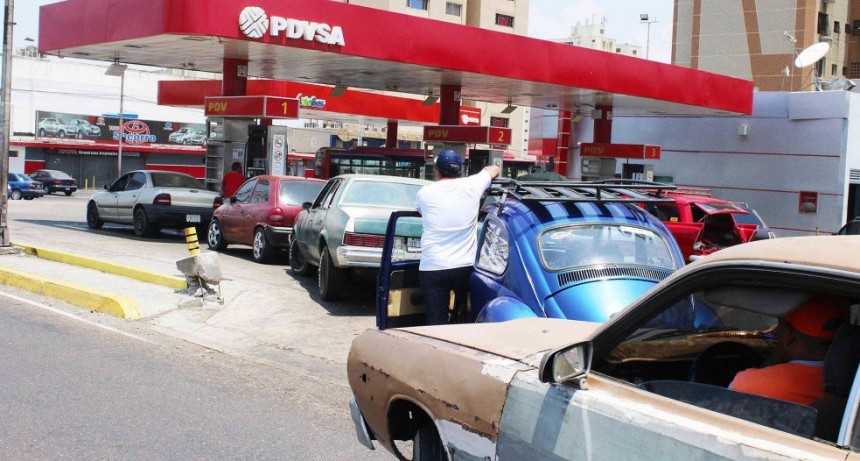El régimen de Maduro comenzó a racionar la gasolina: Tenemos a la Fuerza Armada en cada estación de servicio
