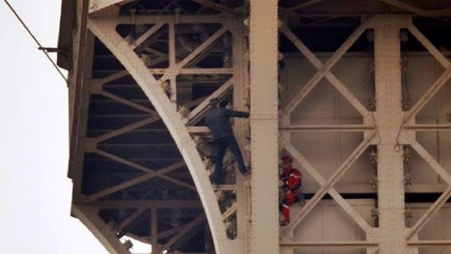 Bajaron al escalador de la Torre Eiffel y quedó cerrada a los turistas