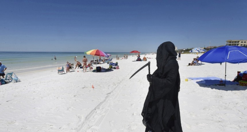  En una playa de EE.UU. aparece la 'muerte' e insta a mantener el distanciamiento social 