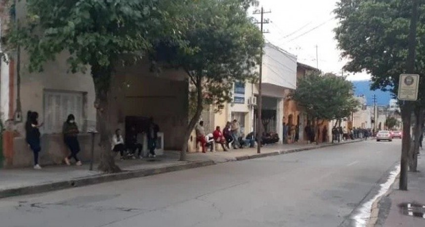 IFE: Colas interminables en el correo para cobrar el bono de 10 mil pesos