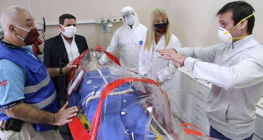 Diseñan una cápsula para el traslado de pacientes que brinda seguridad a los médicos