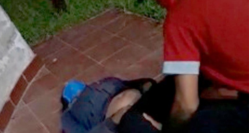 Rompieron la cuarentena para tener sexo frente a un monumento y los detuvieron