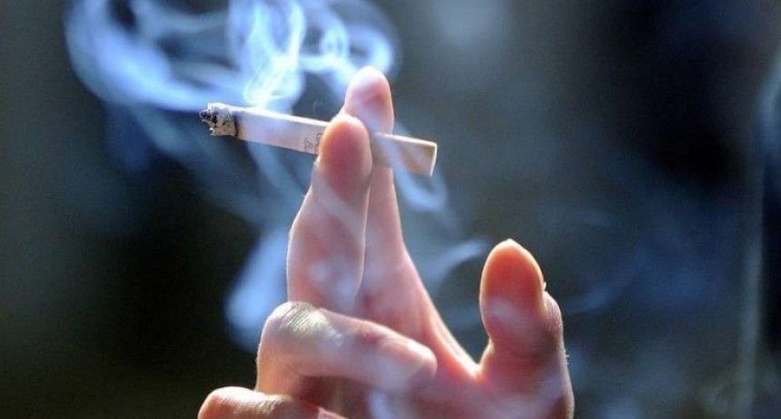 Frenó en un semáforo, prendió un cigarrillo y se lo robaron