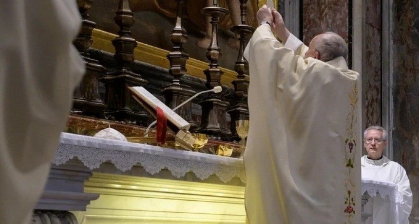 Tras dos meses cerrada por el coronavirus, Francisco reabrió al público la Basílica de San Pedro