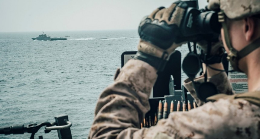  EE.UU. advierte que interpretará como una amenaza a cualquier barco armado que se acerque a menos de 100 metros de sus buques 