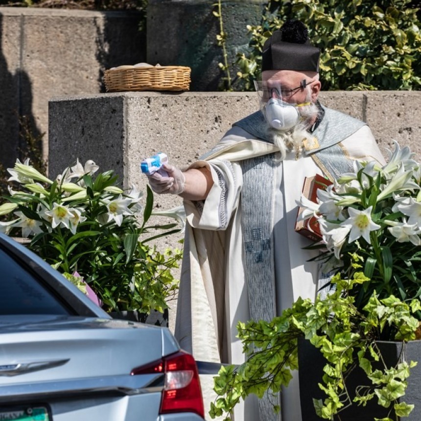 Sacerdote usa una pistola de agua para bendecir de forma segura y se vuelve viral 