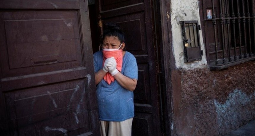 Perú: el virus se dispara, la gente muere en sus casas y contratan a venezolanos para ir a buscar los cuerpos