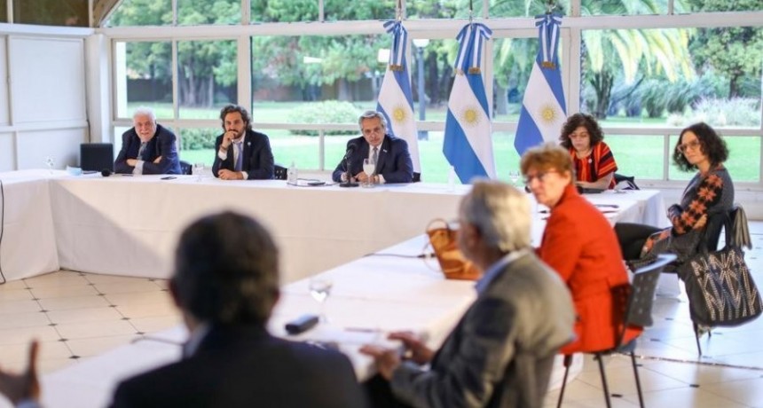 Fernández analizó la próxima fase de la cuarentena con el comité de científicos