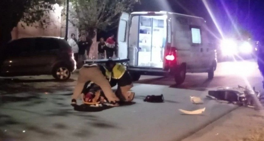  Motociclista se durmió y chocó contra un auto estacionado