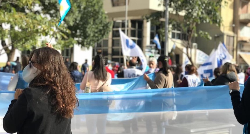 Masiva marcha Docente: banderazo en contra de la reforma del Estatuto