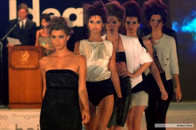 Buscan prohibir la difusión de imágenes de extrema delgadez en la moda