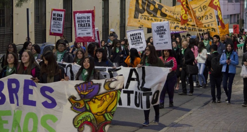 Tambi&eacute;n marcharon por Ni Una Menos auque hubo una grieta entre las manifestantes