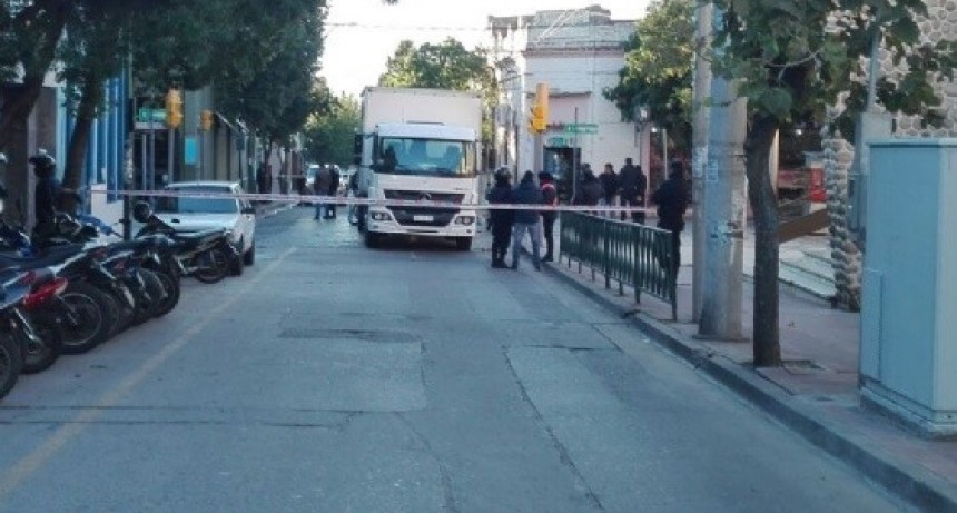 Urgente: Muri&oacute; una mujer tras ser atropellada por un cami&oacute;n en pleno centro