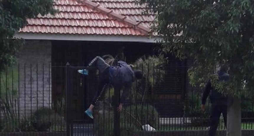 Quiso asaltar una casa, qued&oacute; enganchado de la reja y fue detenido