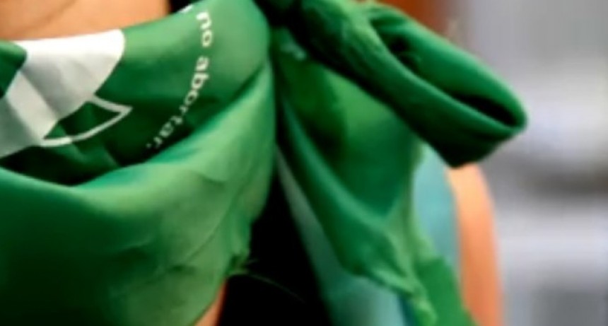 Sacerdote envi&oacute; a la direcci&oacute;n a una alumna por llevar Pa&ntilde;uelo Verde
