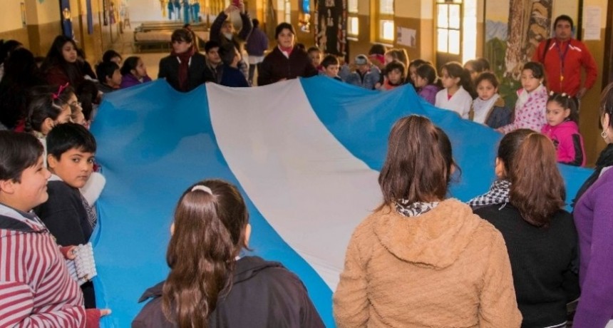 Chicos confeccionaron una bandera argentina de 5 metros en Fray Mamerto Esqui&uacute; 