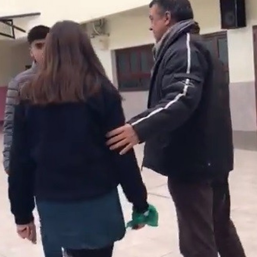 Denunciar&aacute;n al Colegio Guadalupe por haber reprendido a la alumna con el pa&ntilde;uelo verde