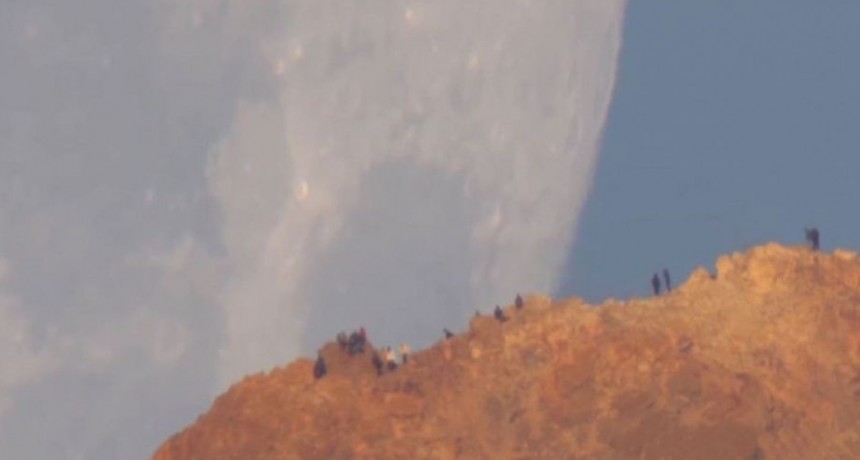 Video: captaron una gigantesca luna llena segundos antes de "estrellarse" con la Tierra