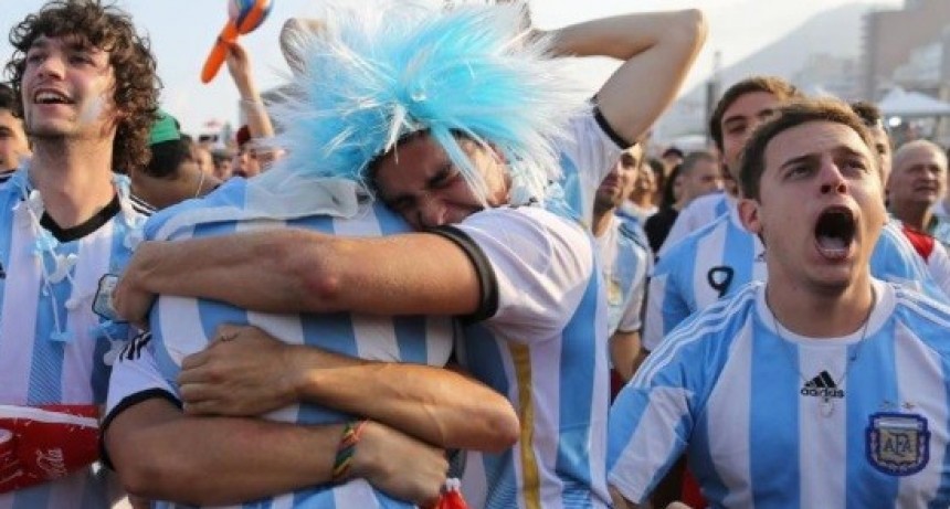 Hinchas argentinos ya desembarcaron en Mosc&uacute;