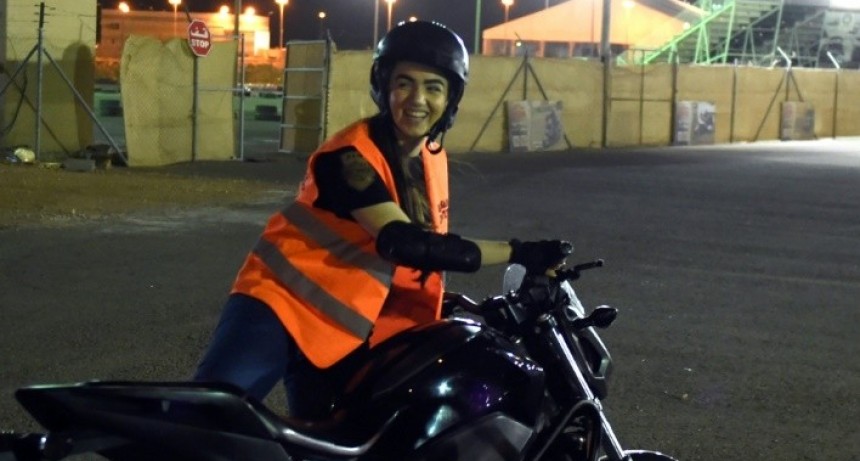 Arabia Saudita le permite a las mujeres conducir motos