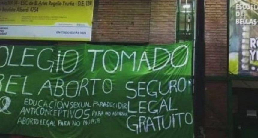 Aborto legal: detuvieron a padres en un desalojo de un colegio tomado por estudiantes