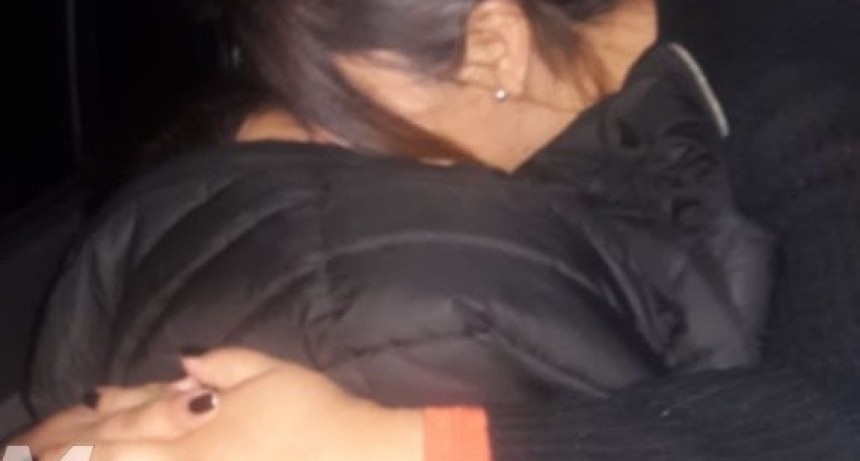 Mujer se atrincher&oacute; en un auto para impedir que la separen de su hijo