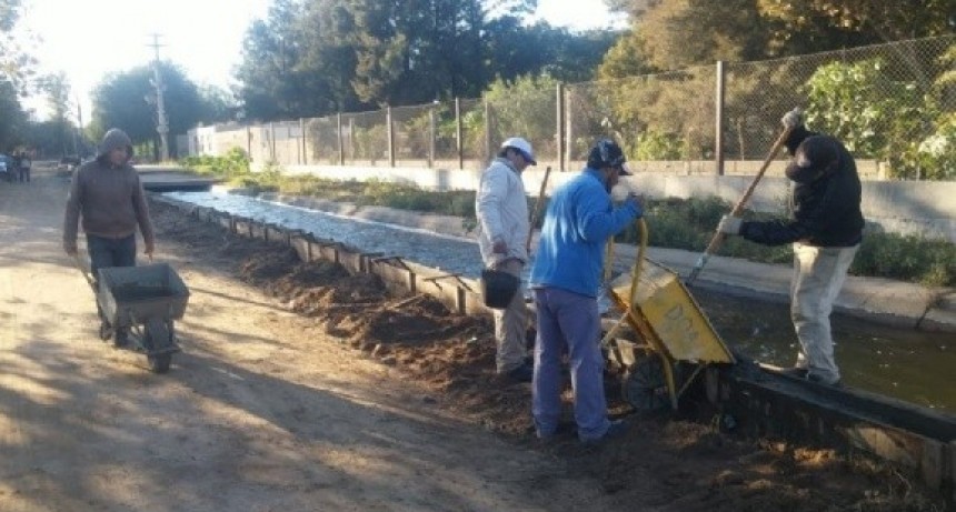 Tapan el canal en el barrio Los Plateados