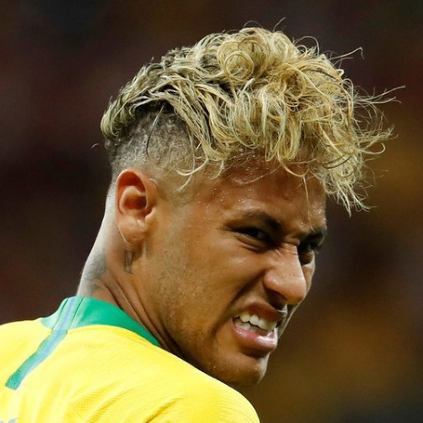 Tiene una colador de fideo en la cabeza se burlan de neymar por el peinado