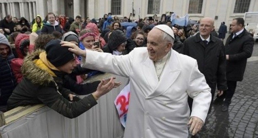 El Papa cuestion&oacute; que Macri haya desarmado la ley de medios: "As&iacute; empiezan las dictaduras"