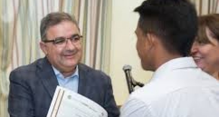 Becados del municipio de SFVC pasaran a cobrar m&aacute;s de $6.500 por mes
