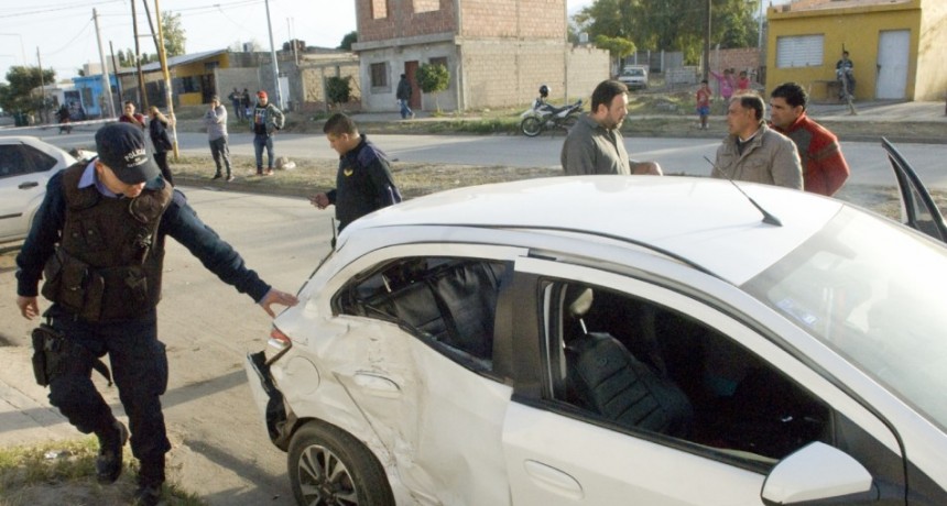 Jovencita perdi&oacute; su vida tras chocar un auto estacionado