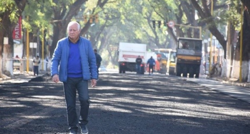 Asfaltan la segunda etapa de la obra de mejoramiento de la Presidente Castillo