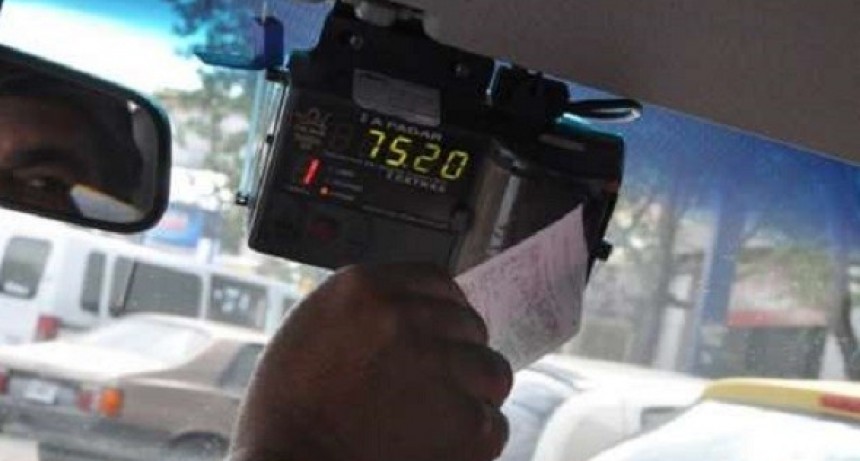Taxistas y remiseros acordaron elevar la tarifa a 23 pesos
