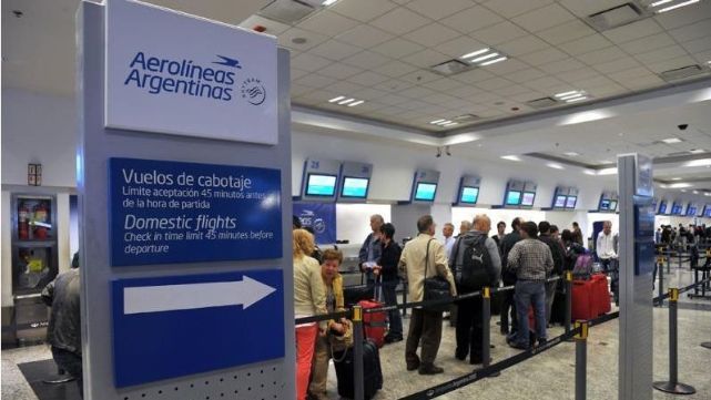 Analizan subir el impuesto a los pasajes de avi&oacute;n para viajar al exterior