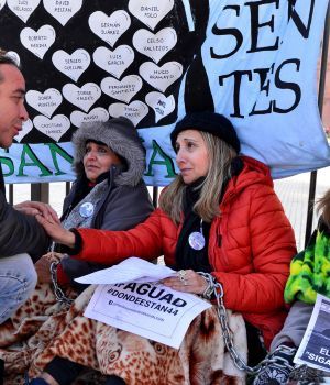 ARA San Juan: Familiares de tripulantes leyeron, encadenados en Plaza de Mayo, carta a Macri