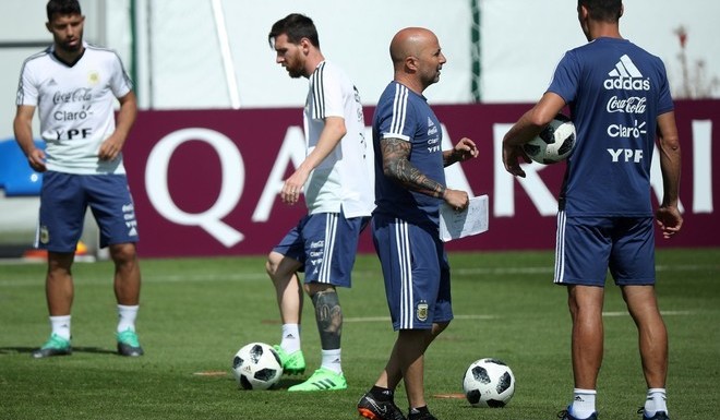 Denle pelota a Leo