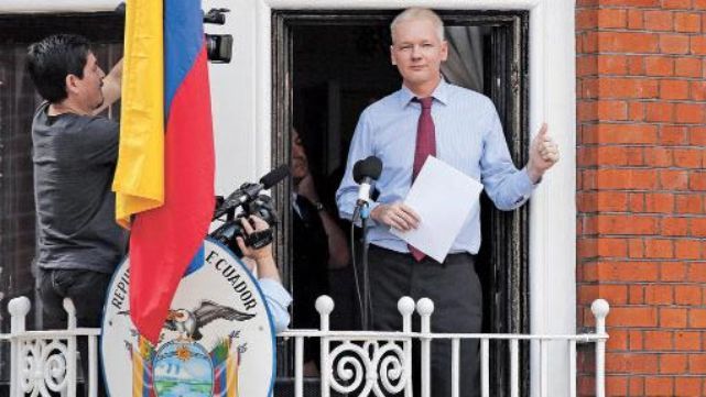 Fundador de Wikileaks en apuros