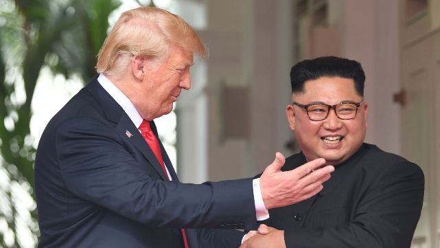 Hist&oacute;rico: Trump y Kim Jong Un se dieron la mano